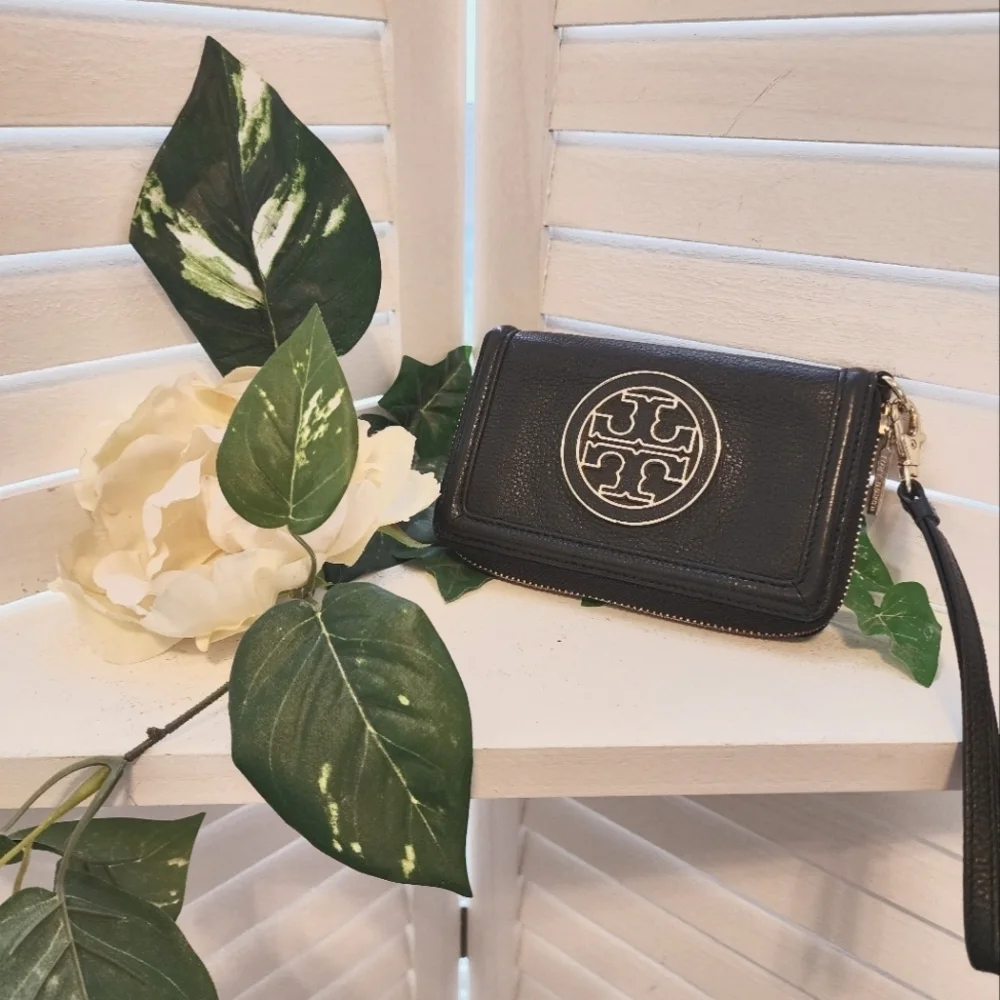 TORY BURCH BLACK/GOLD WRISTLET